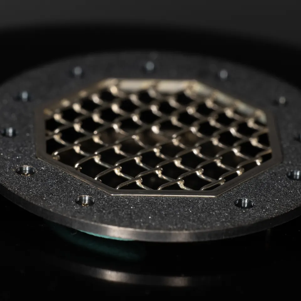 Hand-woven 925 silver mesh seated in the octagonal dial frame of The Octagon